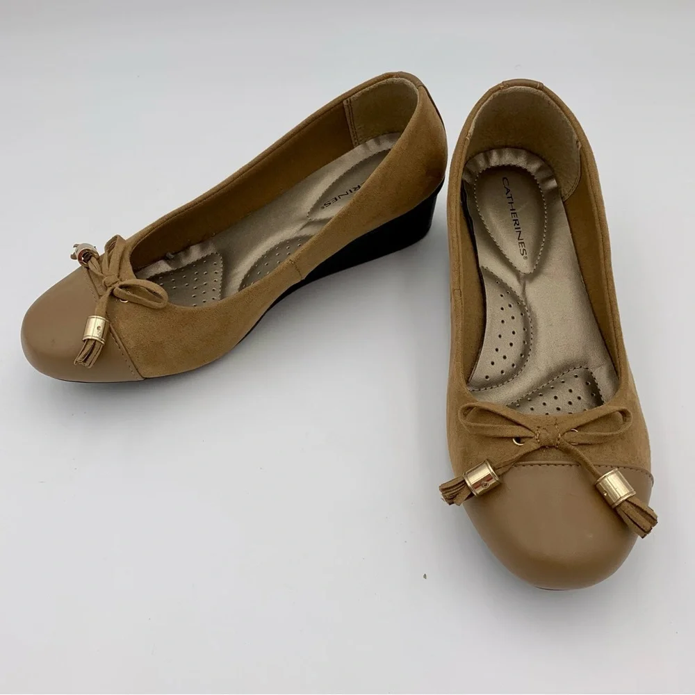Catherine’s Wedge Heels Shoes Women Sz 9W WIDE Tan Faux Suede Comfort Bow Tassel